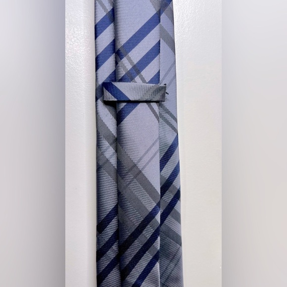 E1.13 Men’s 100% Silk Tie Grey/Navy silver background - Picture 4 of 4